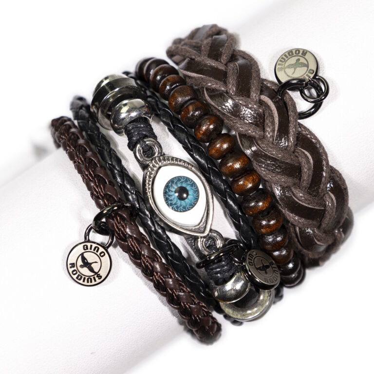 Vista frontal de brazalete hombre